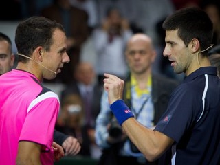 Sprava: Srbský tenista Novak Djokovič a bývalý slovenský reprezentant Dominik Hrbatý počas exhibičného zápasu 5. ročníka Tennis Classic pred rokom.