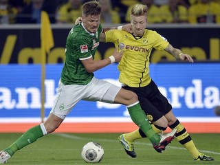 Sebastian Prödl (vpravo) z Werderu Brémy a Marco Reus z Dortmundu.