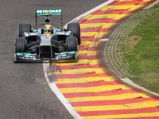 Hamilton vyhral kvalifikáciu, Alonso skončil až deviaty