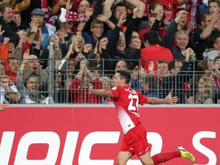 Nicolas Höfler z Freiburgu oslavuje vyrovnávajúci gól.