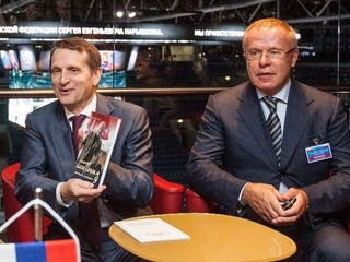 Predseda Štátnej dumy Federálneho zhromaždenia Ruskej federácie Sergej J. Naryškin (vľavo) a prezident CSKA Moskva Vjačeslav Fetisov.