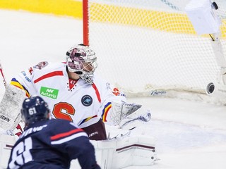 Hráč Slovana Milan Bartovič a brankár Sparty Tomáš Popperle počas zápasu turnaja European Trophy medzi Slovanom a Spartou Praha, ktorý domáci prehrali 2:3 po nájazdoch.