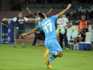 Marek Hamšík oslavuje gól do bránky Bologne vo prvom kole talianskej ligy.