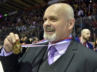 Tréner HKM Zvolen Peter Mikula äso zlatou medailou po víťaznom piatom zápase finále play off proti HC Košice.