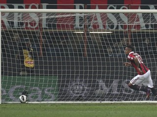 Hráč AC Miláno Kevin Prince Boateng sa na jar takto tešil z gólu cez brankára Lazia Federica Marchettiho.