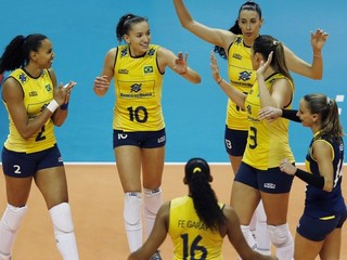 Juciely Cristina Barreto (2), Gabriela Guimaraes (10), Fernanda Rodrigues (16), Sheilla Castro, Danielle Lins (3) a Fabiana Oliveira oslavujú víťazstvo nad Srbkami.