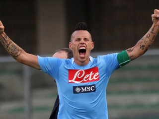 Marek Hamšík oslavuje svoj gól v zápase 2. kola talianskej Serie A Chievo Verona - SSC Neapol vo Verone.