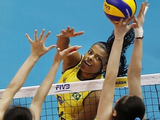 Fernanda Rodrigues smečuje proti Číňankám.