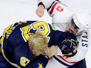 Bitka: vpravo Martin Štajnoch (Slovan) a vľavo Jesper Williamsson (HV71).