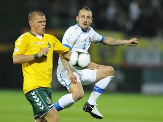 Hráč Litvy Darvydas Šernas a hráč Slovenska Michal Breznaník  (vpravo).