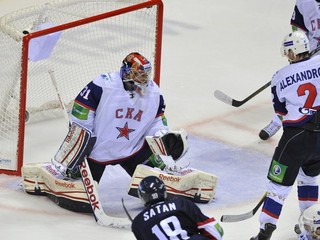 Miroslav Šatan strieľa tretí gól Jakubovi Štepánkovi (Petrohrad), Slovan pred rokom zdolal hviezdami nabitý Petrohrad doma 4:2.