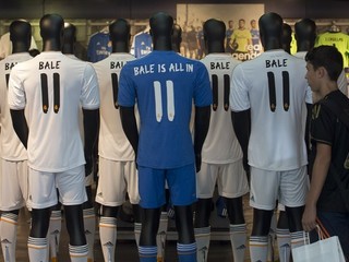 Dresy, ktoré bude nosiť nová posila Realu Madrid Gareth Bale, sú vystavené v oficiálnom fanúšikovskom obchode klubu.