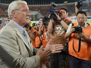Talian Lippi na lavičke čínskeho Guangzhou Evergrande pred rokom.