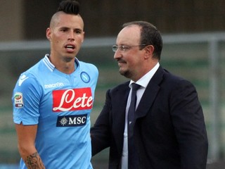 Marek Hamšík dostáva pochvalu od španielskeho trénera Neapola Rafaela Beníteza za gól.