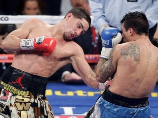 Danny Garcia (vľavo) v súboji s Lucasom Matthyssem.