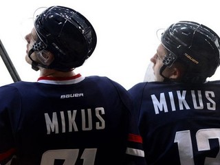 Juraj Mikúš (vľavo) a Tomáš Mikúš na striedačke Slovana.