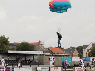 Počas zápasu nižšej ligy v Anglicku pristál parašutista na ihrisku