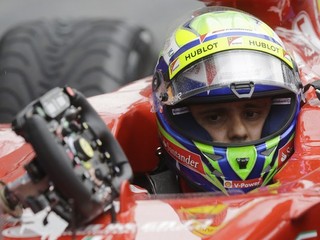 Massa rokuje s Lotusom, v hre je aj McLaren