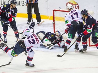 Krasnoslobodcev bekhendom prekonáva Janusa, nezabránili mu v tom ani Mihálik s Kutlákom. Nový maskot Harvy sa pozeral na triumf  Novgorodu 3:0.