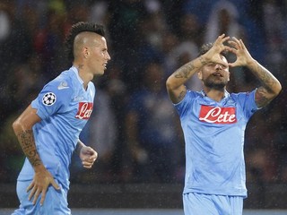 Futbalista Neapolu Lorenzo Insigne sa teší po strelení gólu. Vľavo kapitán Neapolu Slovák Marek Hamšík.