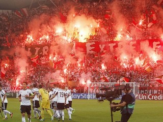 Fanúšikovia Legie zapálili svetlice v odvetnom zápase play off futbalovej Ligy majstrov so Steauou Bukurešť (2:2).