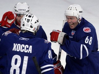 Hráči tímu Jaromíra Jágra, autor gólu Marcel Hossa (chrbtom k objektívu), a Jágr a Klepiš (vľavo), ktorí mu asistovali, oslavujú gól do brány tímu Alexeja Jašina v historicky prvom exhibičnom stretnutí KHL na Červenom námestí v Moskve v januári 20