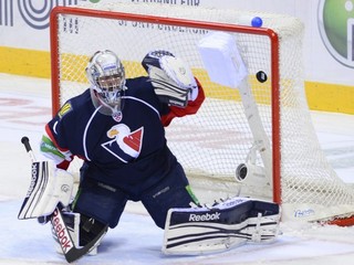 Brankár Miroslav Kopřiva dostáva gól od Alexandra Vasiljeva.