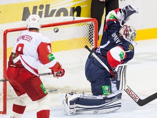 Miroslav Kopřiva dostal v zápase s Podolskom štyri góly. V zostave sa strieda s Jaroslavom Janusom. Vlani boli brankári Slovana väčšími oporami.