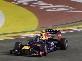 V Singapure triumfoval Vettel, vedie už o 60 bodov