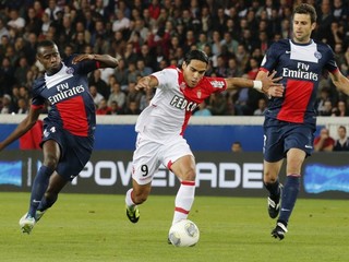 Radamel Falcao sa snaží dostať cez hráčov PSG.