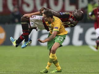 Hráč Celticu Mikael Lustig (v popredí) fauluje Maria Balotelliho z AC Milána.