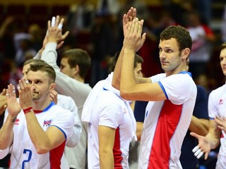 Naši reprezentanti sa lúčia s divákmi po prehre s Ruskom 3:0 na sety, vľavo kapitán mužstva Michal Masný, vpravo Milan Benz.