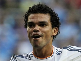 Pepe filmoval, rozhodca odpískal.