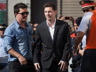 Lionel Messi prichádza na súd v Gave.