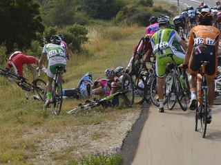 Jerome Coppel (vľavo v červenom) takto havaroval v 5. etape tohtoročnej TdF.