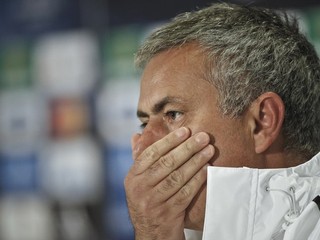 Jose Mourinho si zakrýva ústa počas tlačovky v Bukurešti.