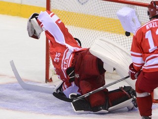 Brankár Jeff Glass a vpravo Viačeslav Kozlov (obaja Spartak).