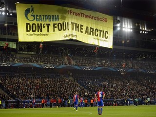Aktivisti Greenpeace prerušili zápas Bazilej - Schalke, zlanili štadión