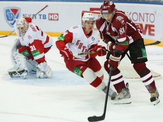 Marcel Hossa (vpravo) strelil ako prvý slovenský hokejista v základnej časti KHL sto gólov.