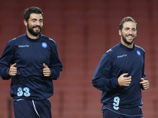 Gonzalo Higuain (vpravo) a Raul Albiol.