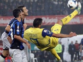 Gennaro Sardo (Chievo) odkopáva loptu.