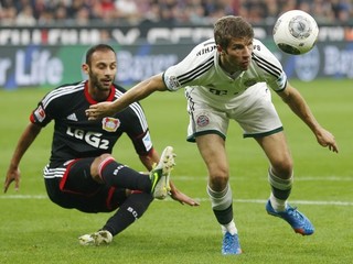 Omer Toprak z Leverkusenu (vľavo) a Thomas Müller.