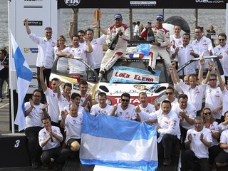 Ilustračná snímka. Loeb sedí na streche Citroena vpravo.