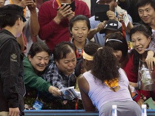 Serena takto rozdávala autogramy.