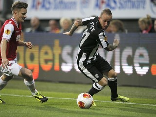 Miroslav Stoch (vpravo) v zápase EL proti Alkmaaru.