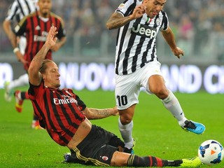 Philippe Mexés pri zákroku na Carlosa Teveza.