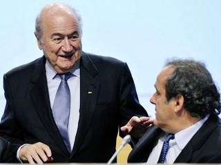 Blatter (vľavo) a Platini.