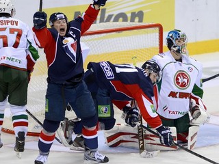 Strelec gólu Milan Bartovič, druhý sprava Juraj Mikúš v zápase Slovan - Kazaň, ktorý Slovan vyhral po predĺžení 2:1.