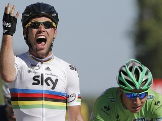 Paríž 2012: Mark Cavendish vyhral v záverečnej etape šprint pred Petrom Saganom (vpravo), ktorý mal na sebe cenné zelené tričko.