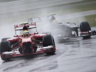 Tímy sa zľakli dažďa, Ecclestone to kritizoval